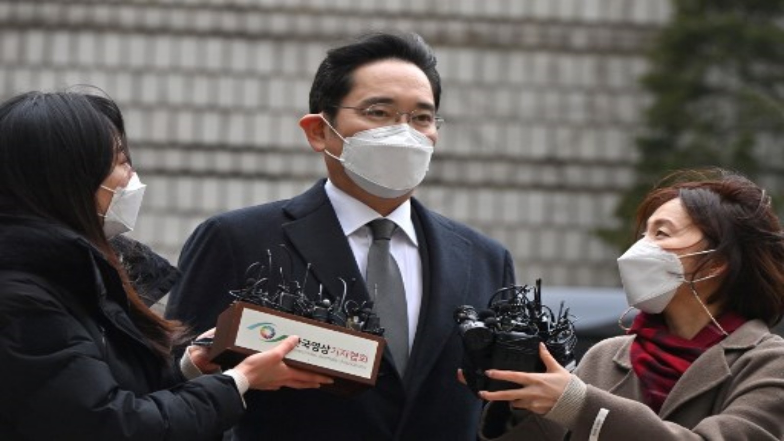 لي جاي يونغ نائب رئيس Samsung Electronics ، إلى المحكمة لمحاكمته في فضيحة الرشوة التي تتعلق بالرئيس الكوري الجنوبي السابق Park Geun-Hye في سيول في 18 يناير 2021