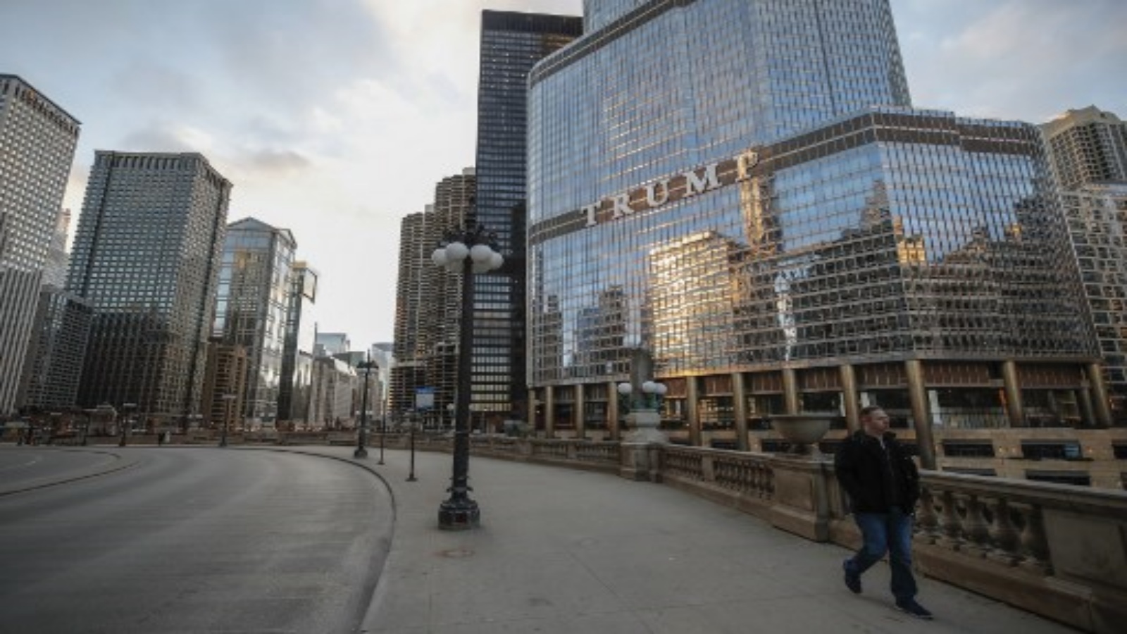 رجل يسير بجوار فندق وبرج ترمب الدولي في شيكاغو. 