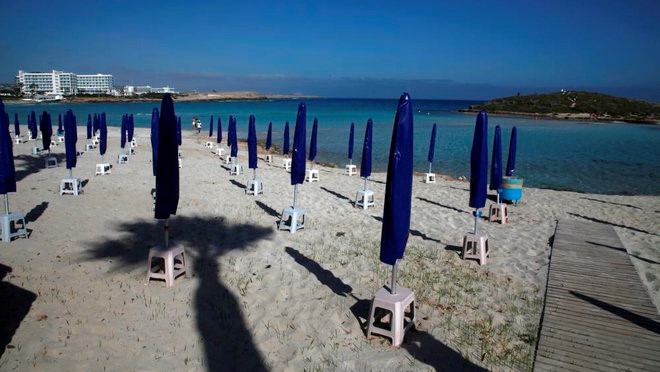 شاطئ قبرصي مقفل بسبب الإغلاق الذي فرضه كورونا