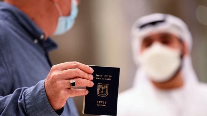 مواطن إسرائيلي يبرز جولز سفره في مطار دبي