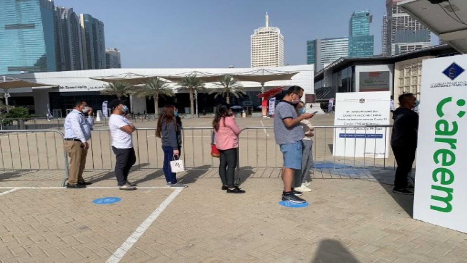 أشخاص يقفون في طابور أمام مركز مخصص للتطعيم ضد فيروس كورونا في منطقة المركز المالي بدبي ، في الإمارات العربية المتحدة ، في 24 يناير 2021.