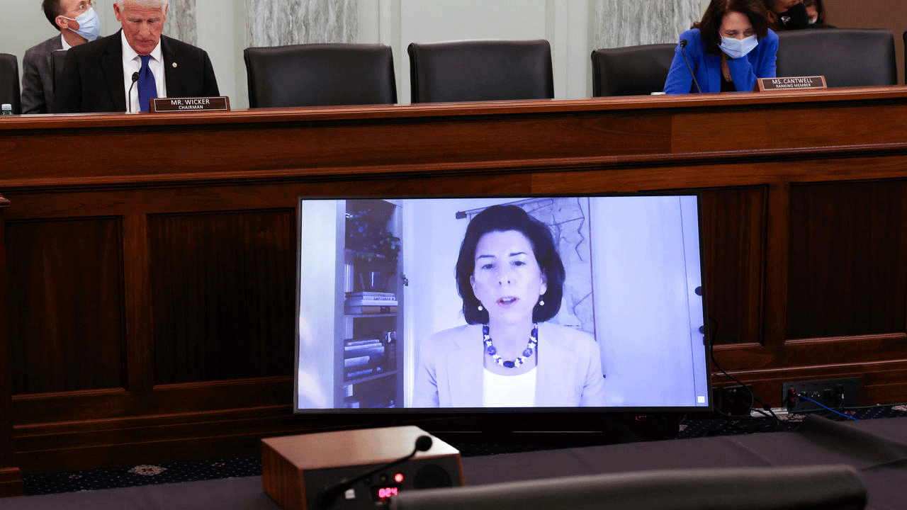 حاكمة رود آيلاند جينا ريموندو المرشحة لمنصب وزير التجارة في الولايات المتحدة خلال جلسة استماع في الكونغرس في 26 كانون الثاني/يناير 2021