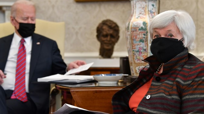 وزيرة الخزانة الأميركية جانيت يلين و الرئيس الأميركي جو بادن في البيت الأبيض في 29 يناير 2021