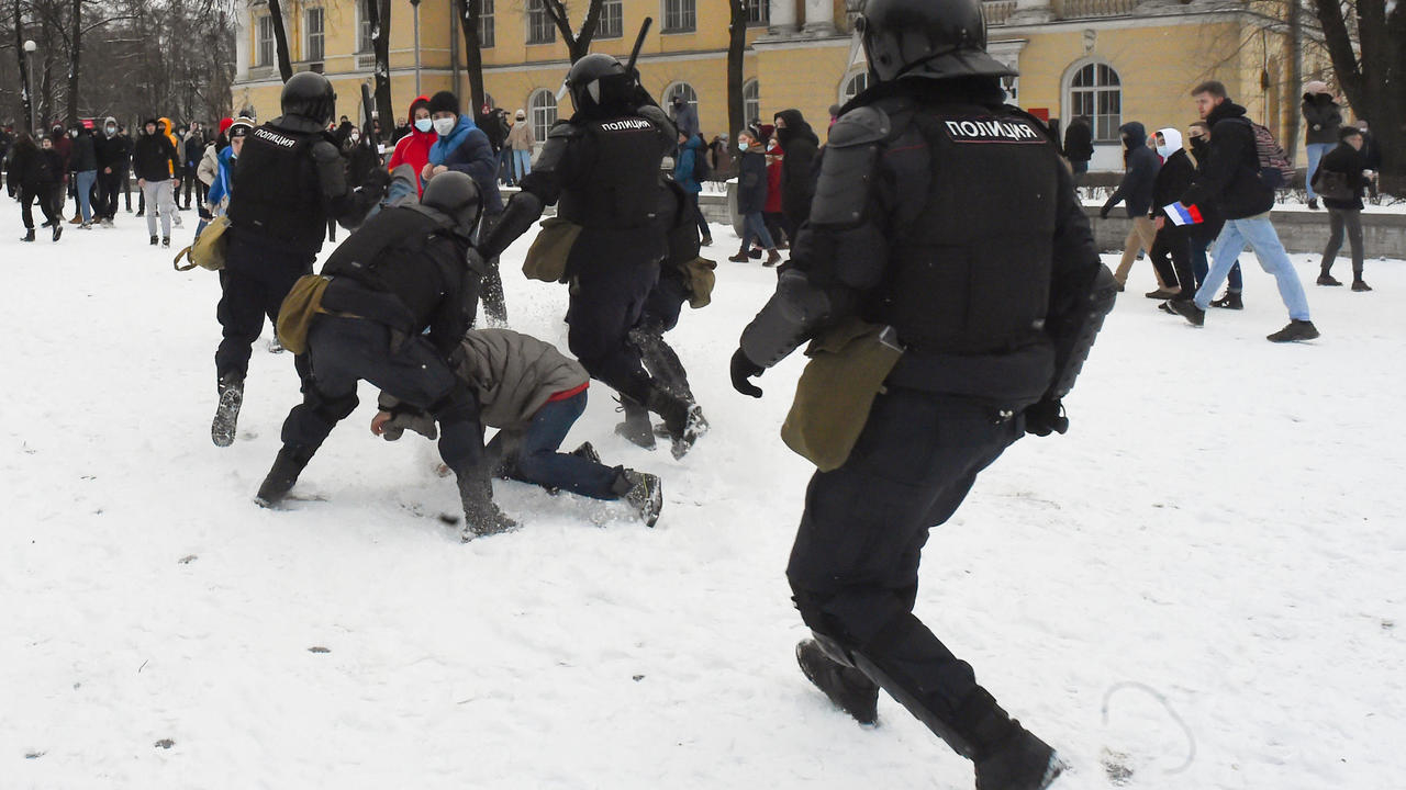 الشرطة الروسية تشتبك مع متظاهرين خلال احتجاجات مؤيدة للمعارض أليكسي نافالني في سان بطرسبرغ في 31 كانون الثاني/يناير 2021