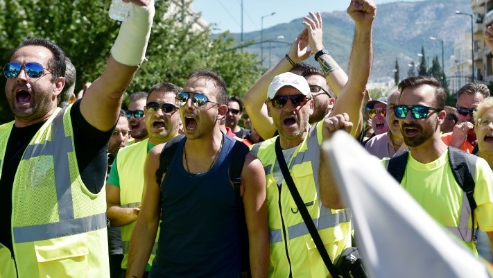 متظاهرون من عمال إلدورادو غولد الكندية خارج مكتب رئيس الوزراء في أثينا بتاريخ 21 سبتمبر 2017