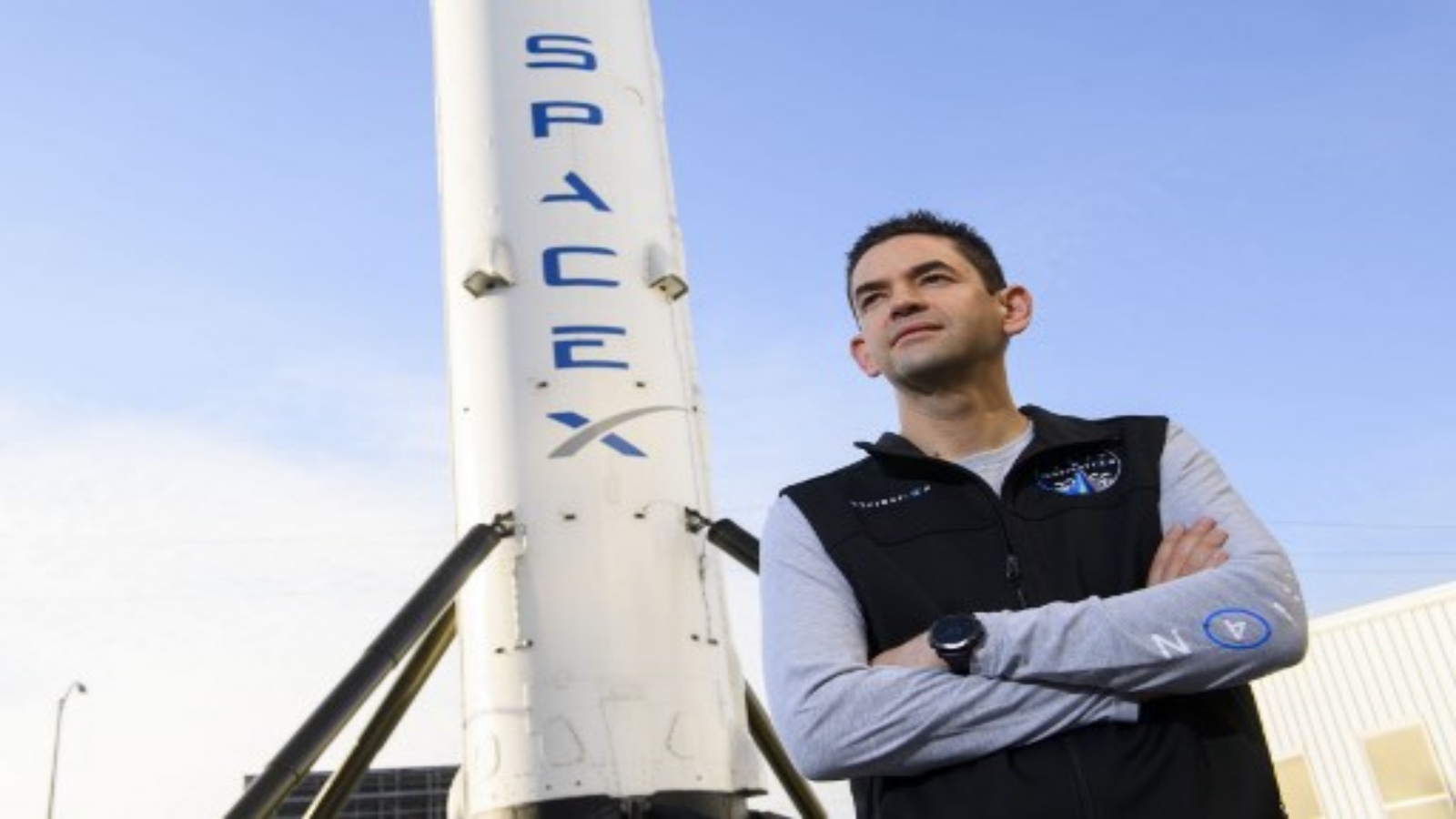 جاريد أيساكمان المؤسس والرئيس التنفيذي لشركة Shift4 Payments في صورة أمام المرحلة الأولى المستعادة من صاروخ Falcon 9 في (SpaceX) في 2 فبراير 2021 في هوثورن ، كاليفورنيا.
