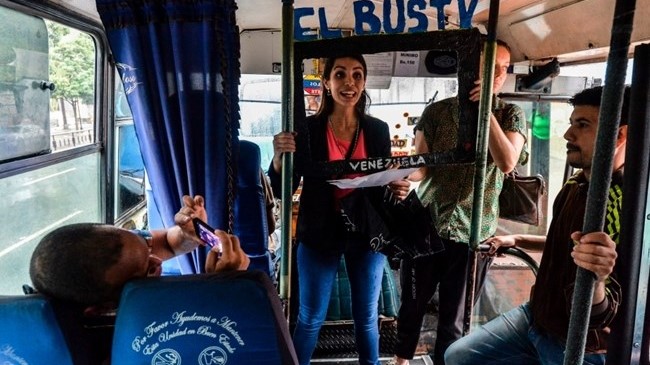 تحولت الحافلات الفنزويلية إلى مراكز لصرف العملة