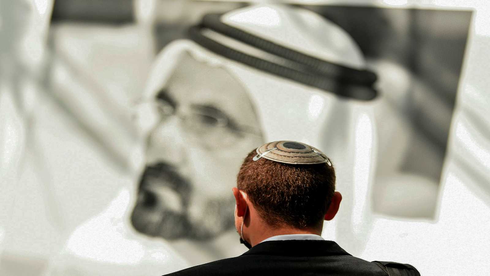إسرائيلي يقف أمام ملصق لحاكم دبي الشيخ محمد بن راشد آل مكتوم في دبي في أكتوبر 2020 
