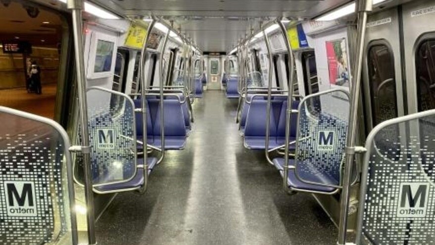 عربة مترو فارغة في واشنطن في 15 ابريل 2020 