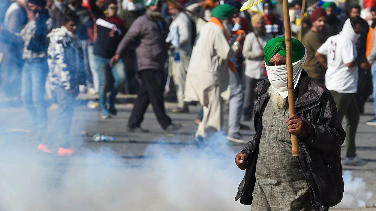 الشرطة الهندية لدى استخدامها الغاز المسيل لتفريق مزارعين أثناء محاولتهم الخروج في مسيرة باتّجاه نيودلهي بتاريخ 27 تشرين الثاني/نوفمبر 2020