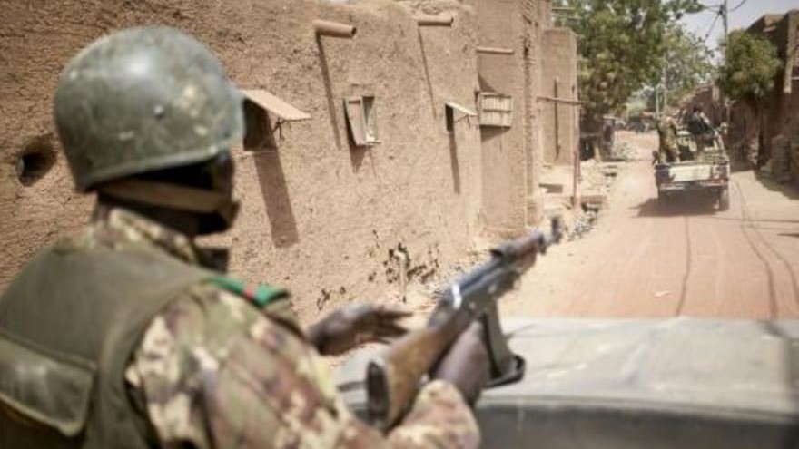  جنود ماليون يسيرون دورية في محلة دجيني في وسط مالي في 28 فبراير 2020