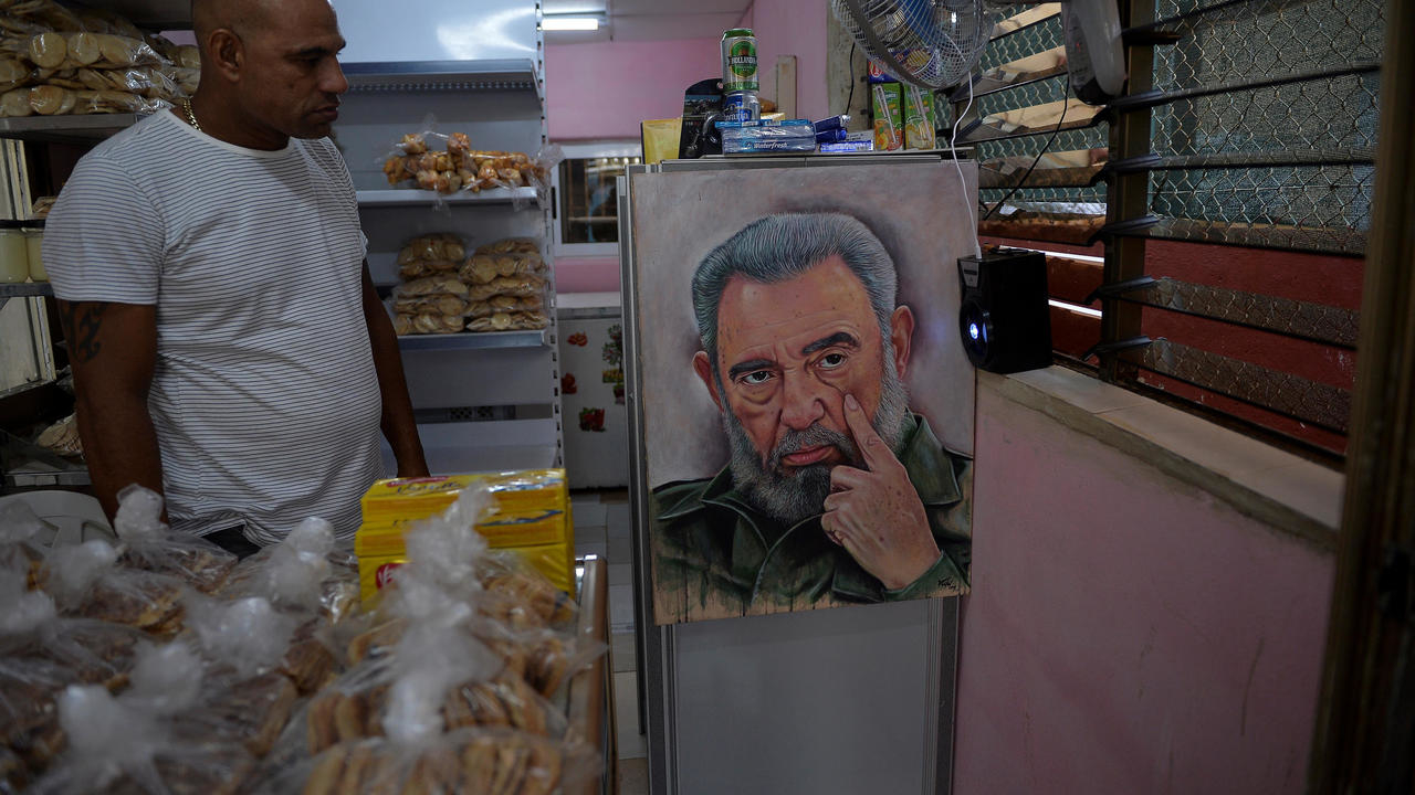 صورة لكاسترو داخل مخبز في هافانا