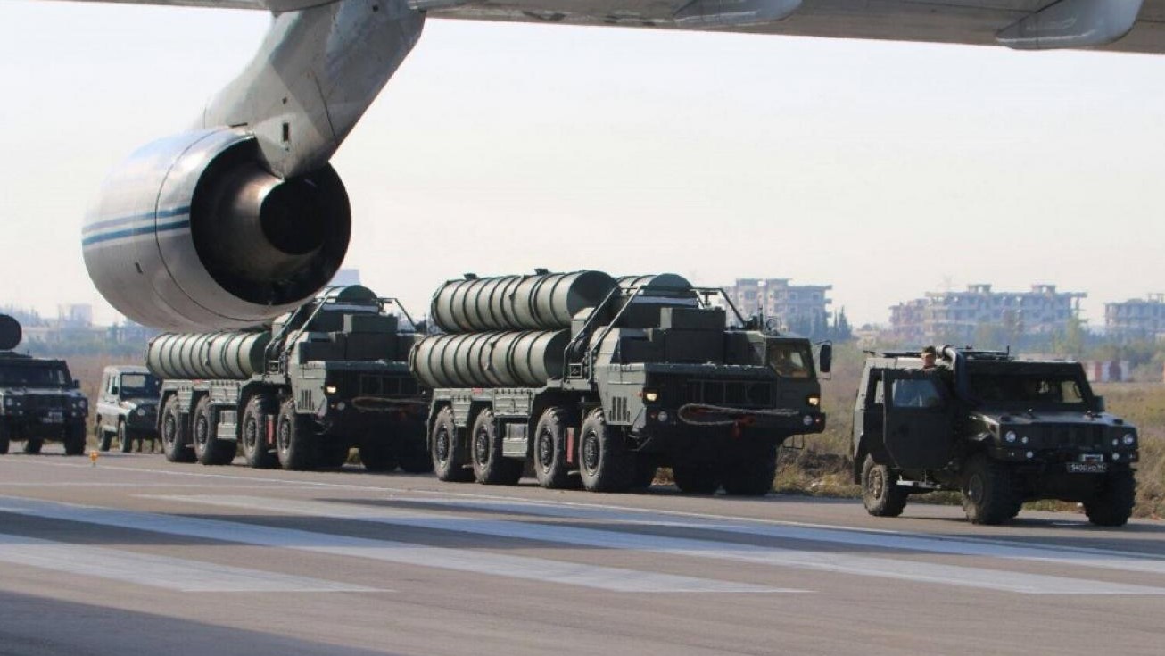 منظومة أس 400 الروسية الدفاعية في قاعدة حميميم الجوية في سوريا