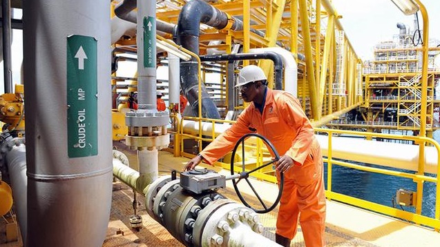 يبلغ معدل إنتاج نيجيريا مليوني برميل من النفط الخام يوميا