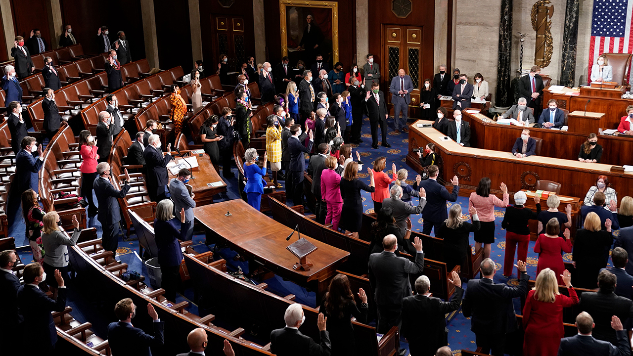 يؤدي الأعضاء الديمقراطيون في مجلس النواب الأمريكي اليمين أمام رئيسة مجلس النواب نانسي بيلوسي خلال الجلسة الأولى للكونغرس الـ 117 في 3 يناير 2021