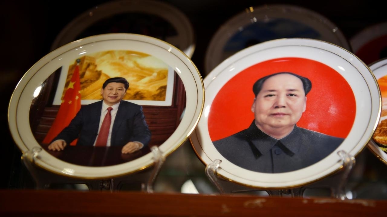 تذكارات عليها صور الرئيس الصيني شي جينبينغ (يسار) ومؤسس النظام الشيوعي ماو تسي تونغ في متجر في بكين في 2 آذار/مارس 2021