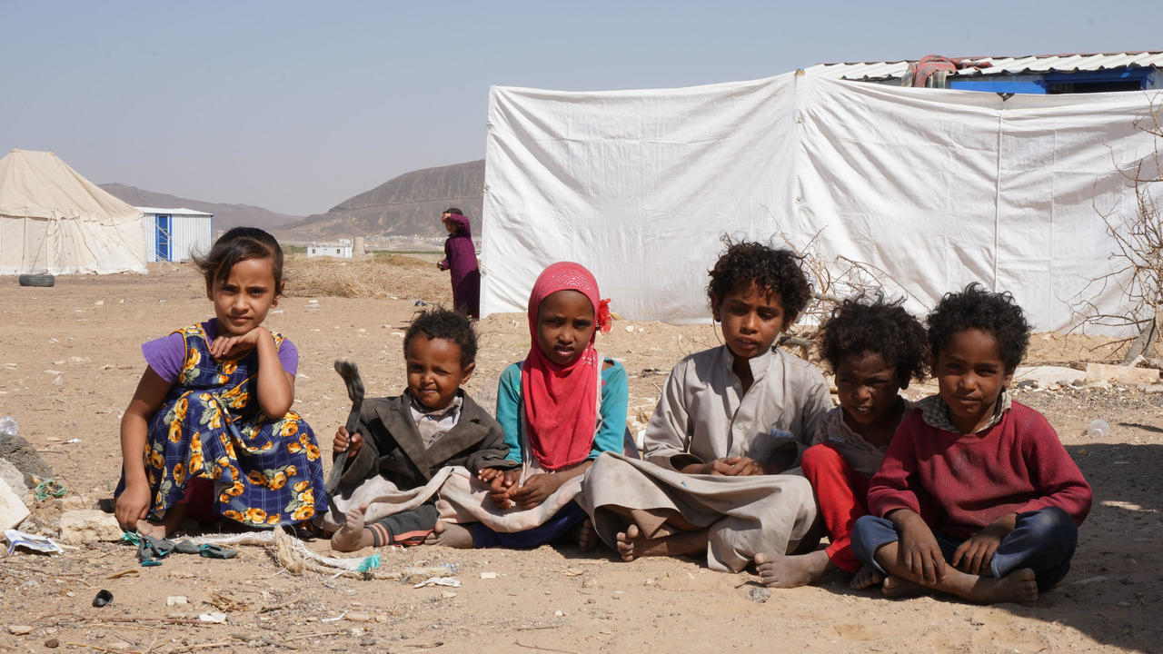 أطفال يمنيون في مخيم جو النسيم للنازحين في شمال اليمن في 18 شباط/فبراير 2021