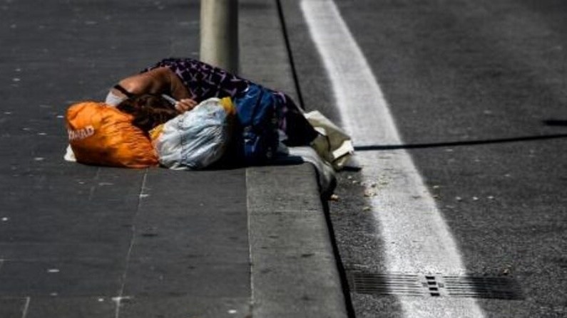 مشردة تنام على الرصيف قرب محطة ترميني في روما في 4 مايو 2020