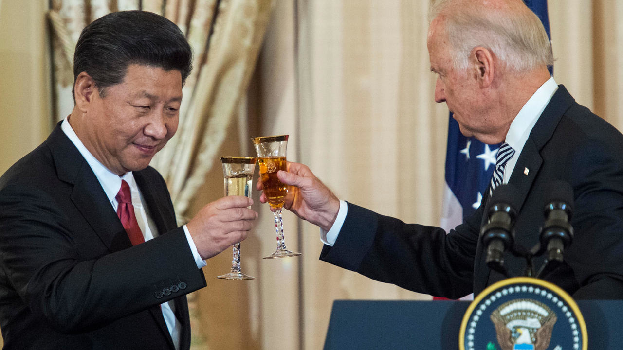 صورة من ارشيف 25 أيلول/سبتمبر 2015 لجو بايدن نائب الرئيس آنذاك، والرئيس الصيني شي جينبينغ يتبادلان الانخاب خلال مأدبة رسمية في وزارة الخارجية بواشنطن