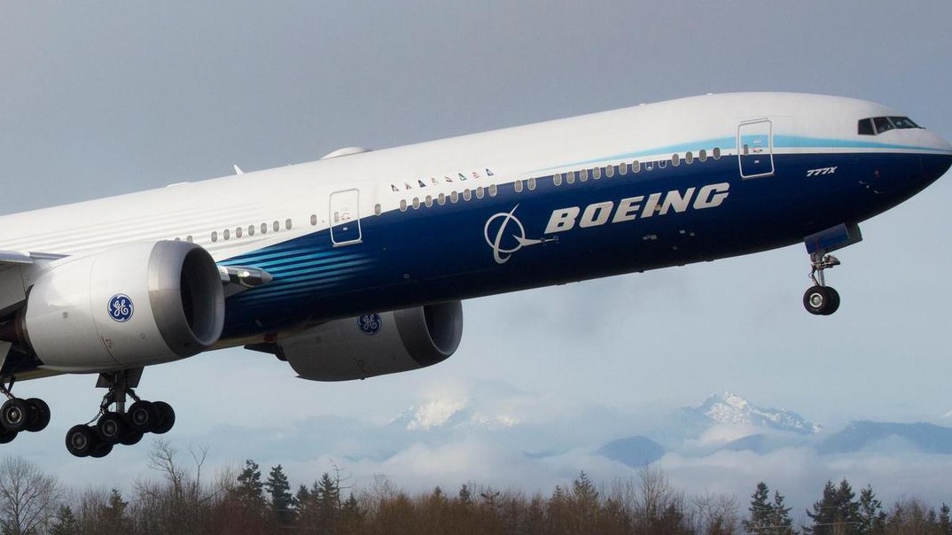 طائرة بوين 777 تقلع في رحلتها الافتتاحية في باين فيلد في إيفريت ، واشنطن في 25 يناير 2020