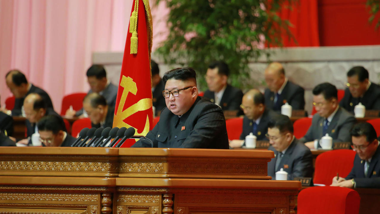صورة ملتقطة في 7 كانون الثاني/يناير 2021 ونشرتها وكالة الأنباء الكورية الشمالية الرسمية في اليوم التالي، تظهر كيم جونغ-أون متحدثاً خلال اليوم الثالث لمؤتمر حزب العمّال الثامن في بيونغ يانغ