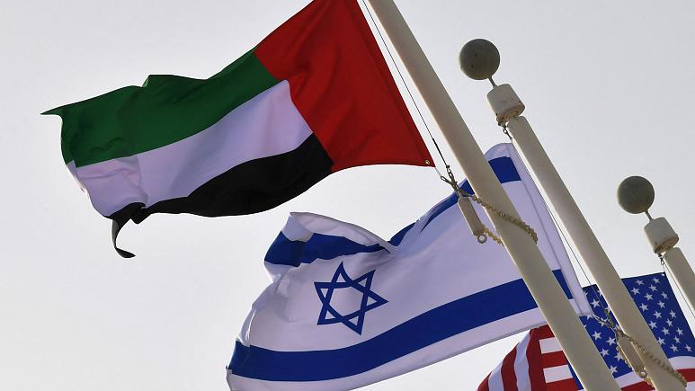 الأعلام الإماراتية والإسرائيلية والأمريكية في مطار أبو ظبي عند وصول أول رحلة تجارية من إسرائيل إلى الإمارات، 31 آب / أغسطس 2020
