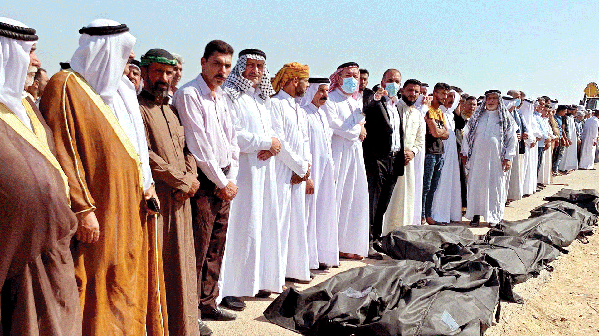 عراقيون يؤدون الصلاة على ارواح ضحايا المجزرة البشرية بمحافظة صلاح الدين العراقية الجمعة