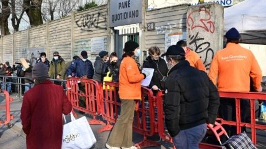 إيطاليون ينتظرون للحصول على حزمهم الغذائية في ميلانو في 8 آذار/مارس 2021