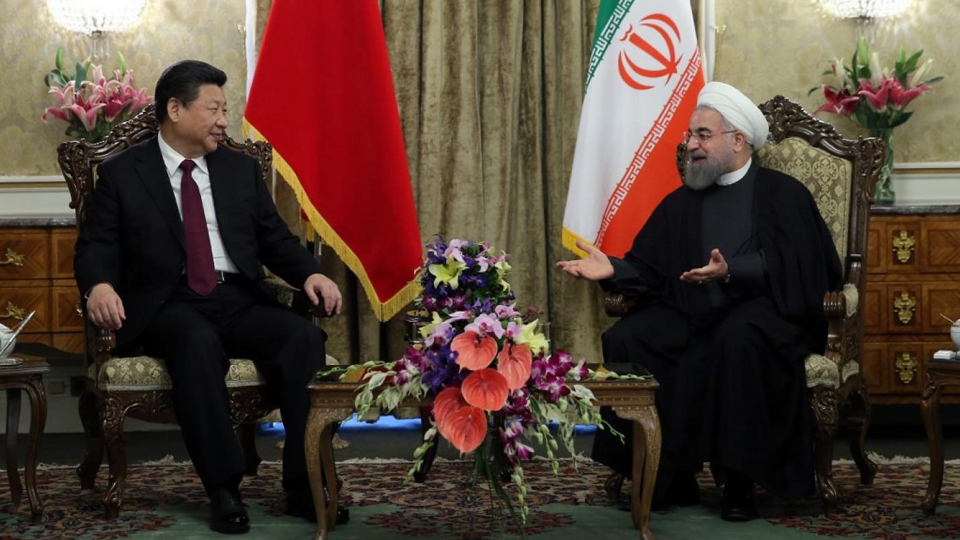 الرئيس الإيراني حسن روحاني والرئيس الصيني شي جين بينغ في صورة من الأرشيف