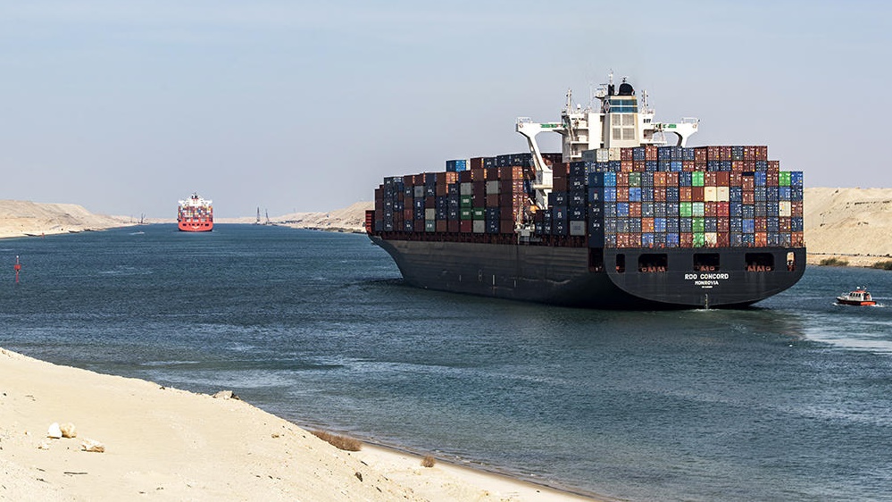 ماذا نعرف عن سفينة الحاويات الضخمة العالقة في قناة السويس