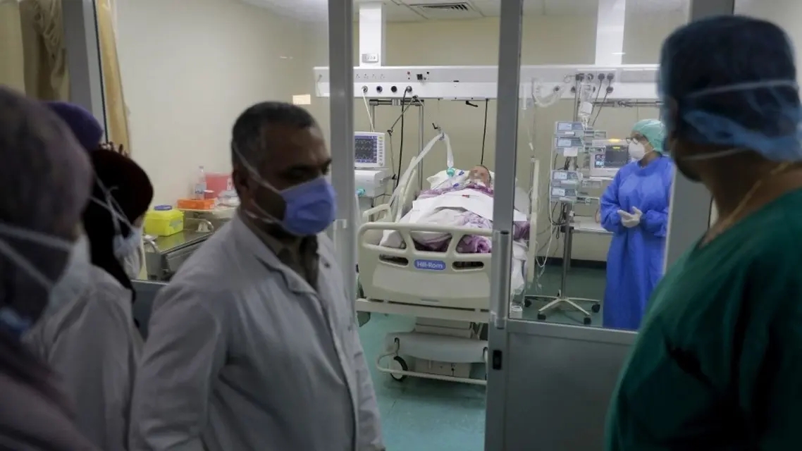 أطباء يجرون جولة على وحدات العناية المركزة في مستشفى رفيق الحريري في بيروت. نوفمبر 2020