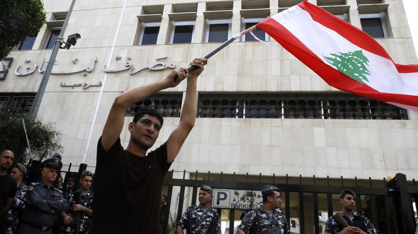 محتج لبناني أمام أحد فروع المصرف المركزي اللبناني