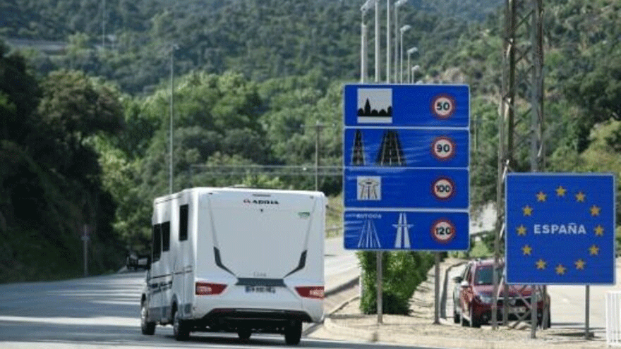 عربة تخييم تعبر الحدود الفرنسية الإسبانية في لا جونكيرا في 21 حزيران/يونيو 2020 
