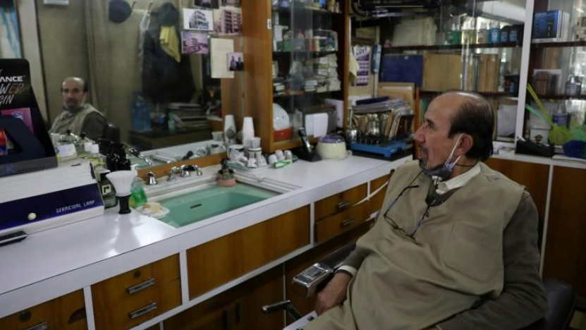 أحد الناجين من الحرب الأهلية فيكتور أبو خير (77 عاما) في محل حلاقة في حي الحمرا بالعاصمة اللبنانية بيروت