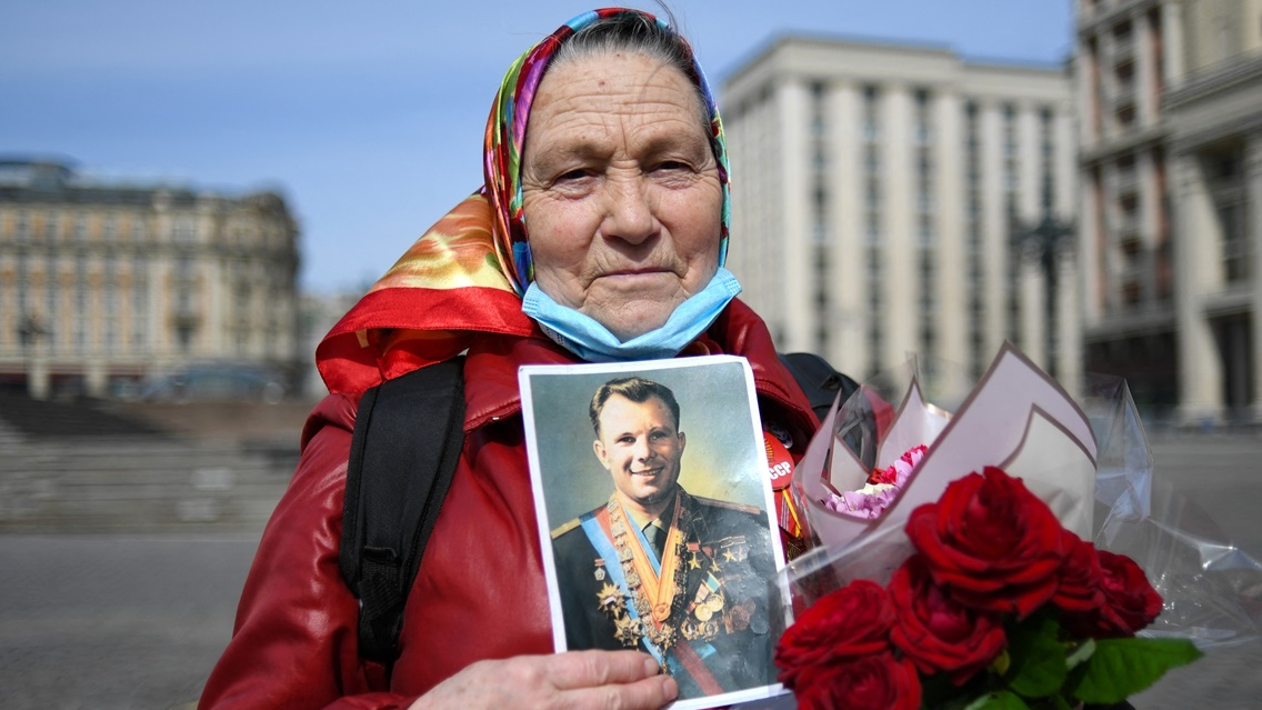 سيدة روسية تحمل صورة يوري غاغارين تخليدا لذكرى رحلته الى الفضاء