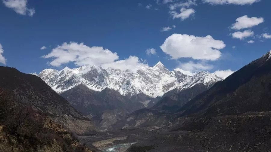 وادي نهر يارلونغ تسانغبو في التيبت في مدينة نينغشي في منطقة التيبت بغرب الصين في 28 مارس 2021
