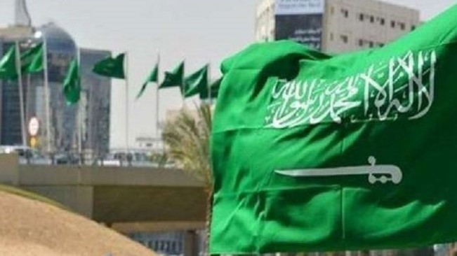 أعلام سعودية في أحد شوارع الرياض في صورة من الأرشيف