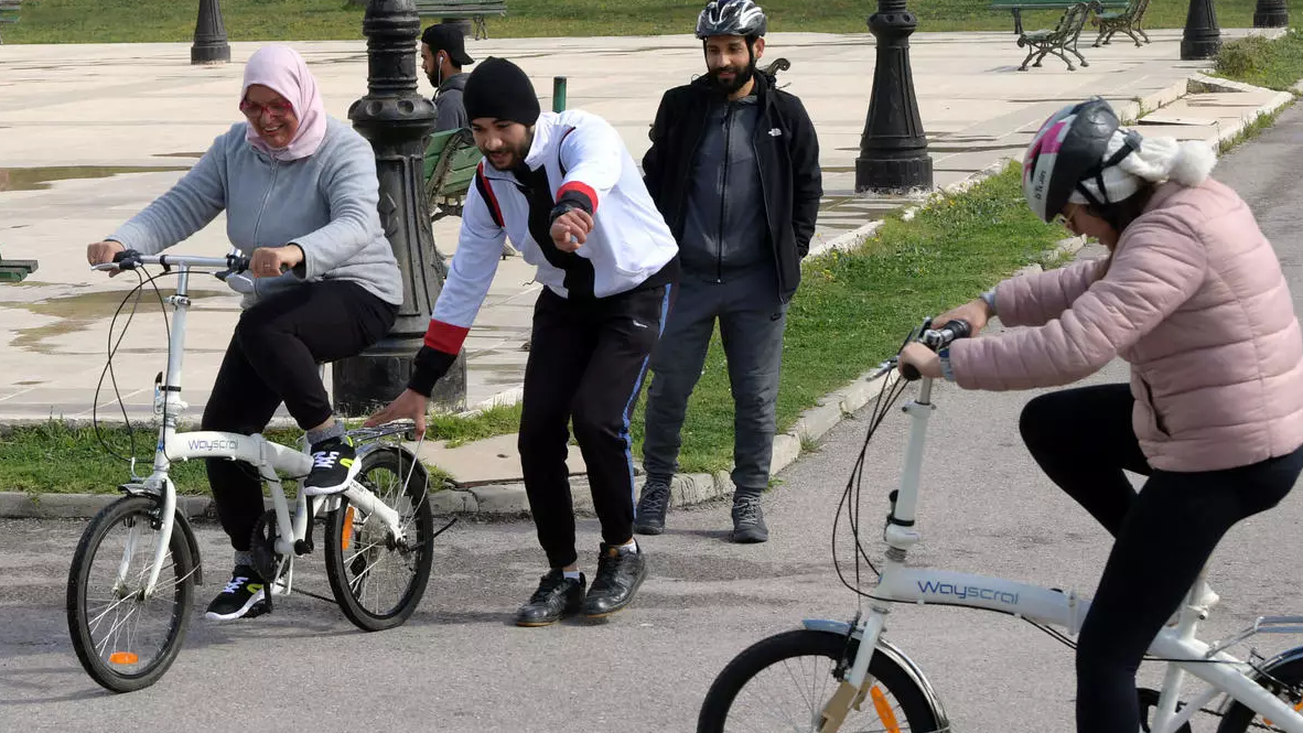 نساء تونسيات يتعلمن ركوب الدراجة الهوائية في حديقة عامة في العاصمة تونس