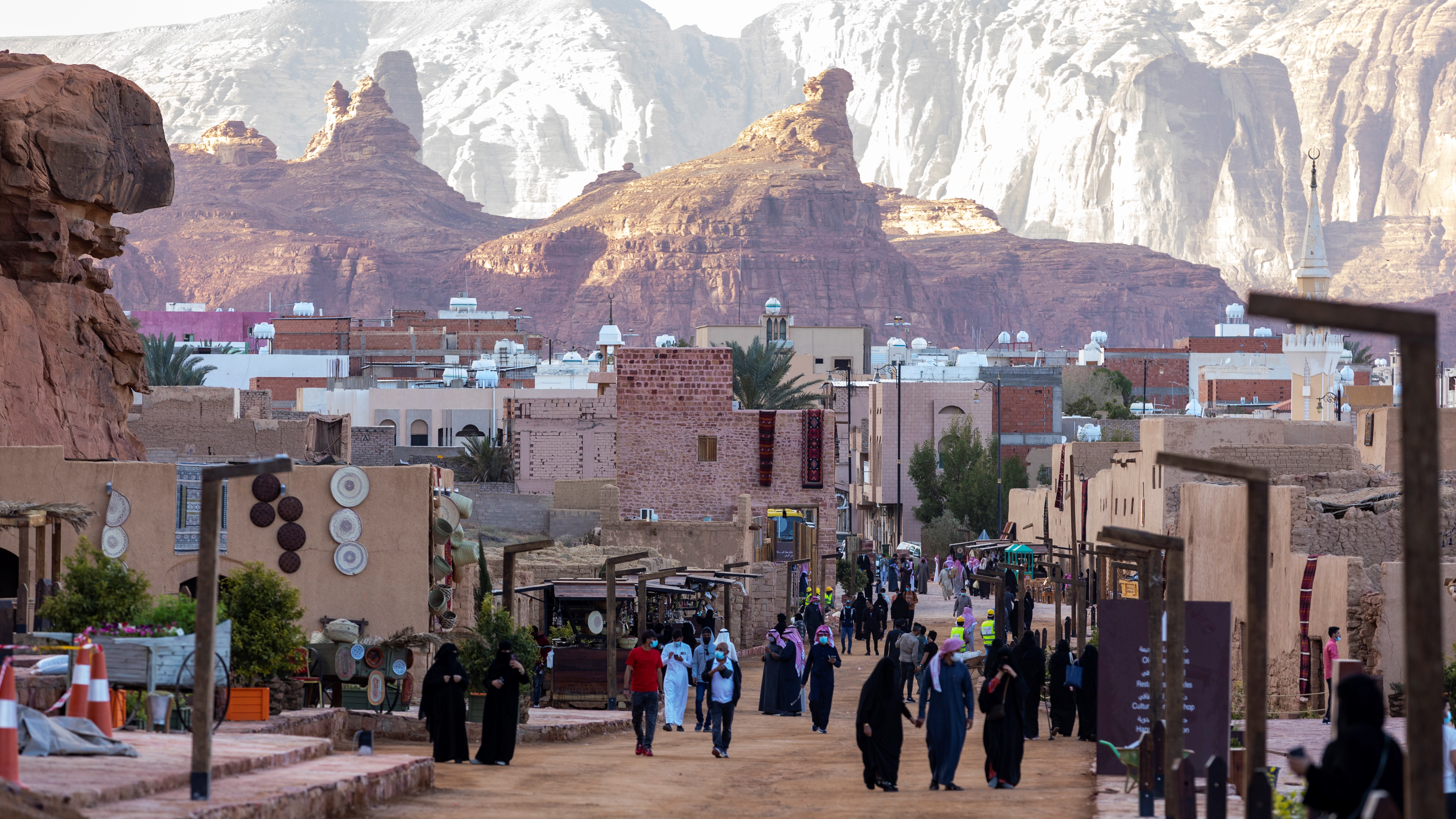 السياح في طريقهم إلى العلا الأثرية في السعودية