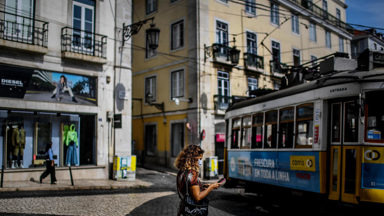 امرأة تضع كمامة أثناء مرور ترام في لشبونة في 22 أيلول/سبتمبر 2020