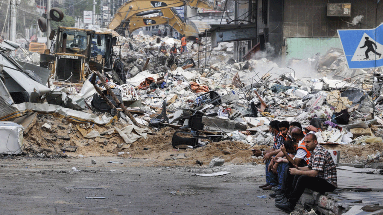 من صور الدمار في قطاع غزة الفلسطيني بعد 11 يوما من القصف الجوي وعمليات إطلاق الصواريخ