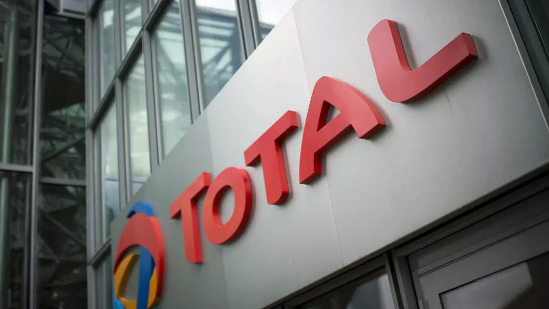 شعار شركة توتال الفرنسية في مقرها قرب باريس