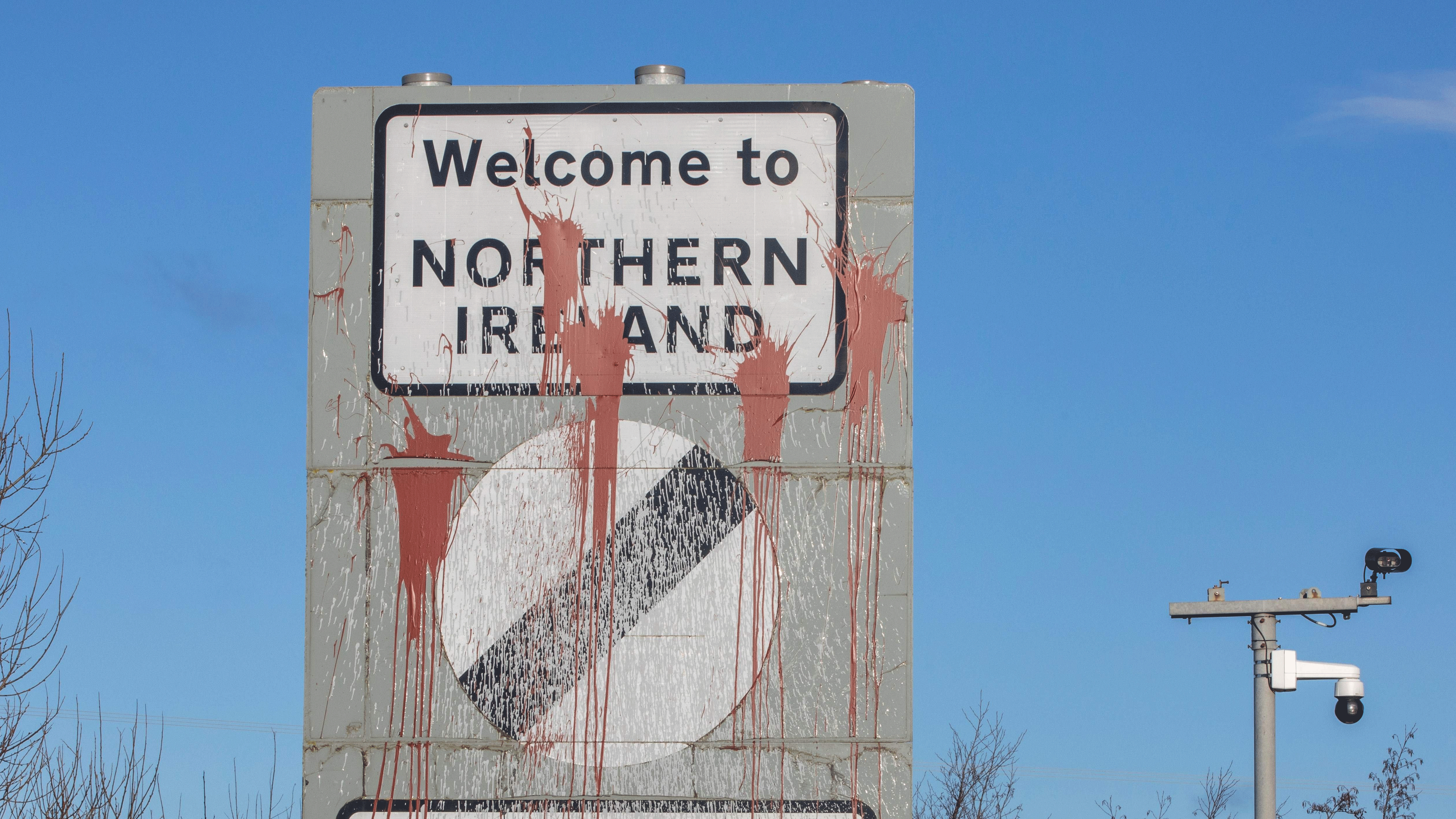 اللافتات الترحيبية لسائقي السيارات من الجمهورية الإيرلندية في إيرلندا الشمالية على الطريق الرئيسي دبلن / بلفاست بالقرب من نيوري في 1 كانون الثاني/يناير 2021