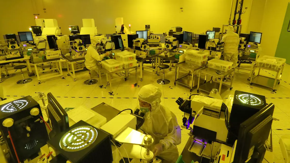 موظفون يصنعون رقائق إلكترونية في مصنع لشركة جيجي لأشباه الموصلات في نانتونغ بمحافظة جيانغسو في شرق الصين