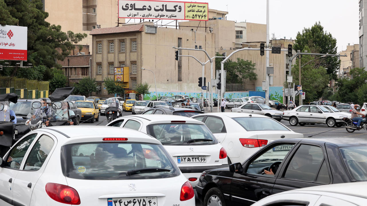 سيارات تنتظر عند تقاطع في طهران مع توقف شارات السير بسبب تقنين في التغذية بالكهرباء في 23 ايار/مايو 2021