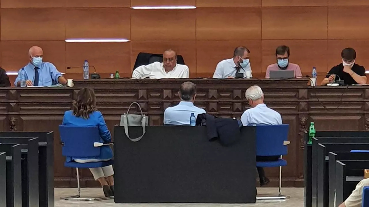 	قضاة فرنسيون يستمعون إلى كارلوس غصن (الصف الأمامي C) كشاهد، في قاعة محكمة في العاصمة اللبنانية بيروت، في 26 مايو 2021 ، قبل مزيد من الاستجواب
