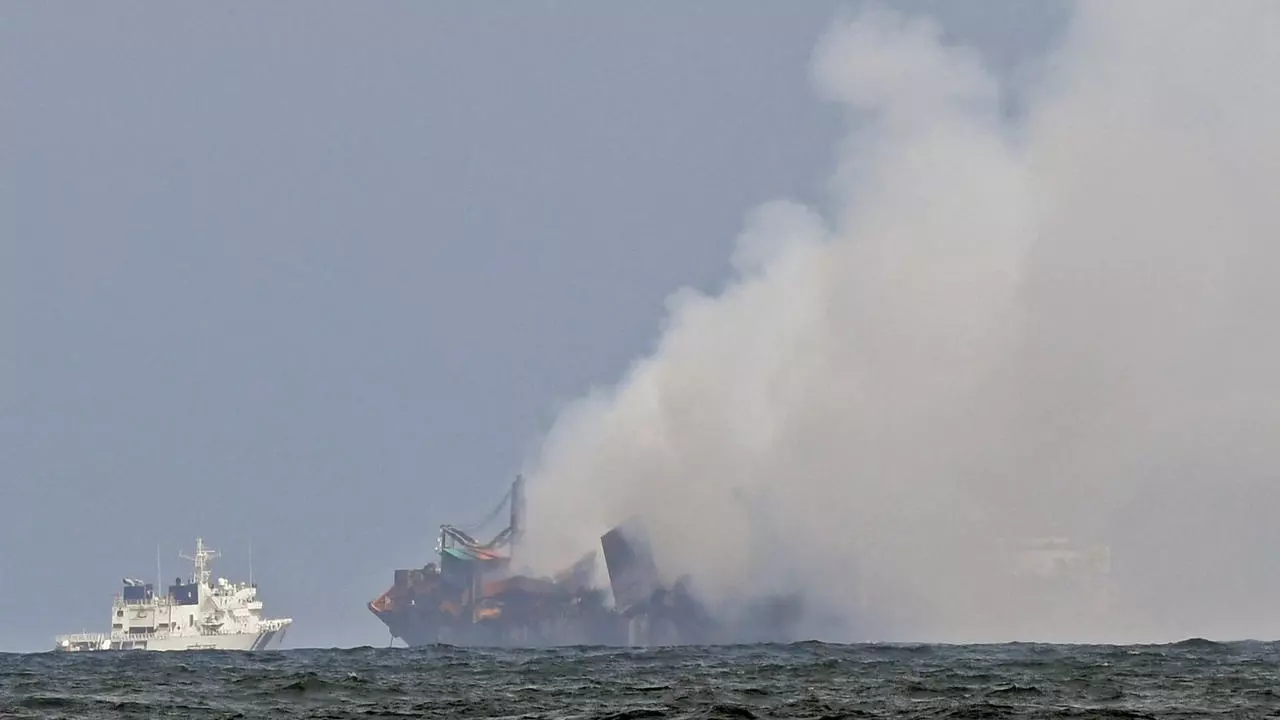 خفر السواحل الهندي يحاول إخماد الحريق