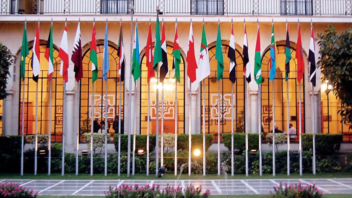 أعلام الدول العربية أمام مقر الجامعة العربية في القاهرة