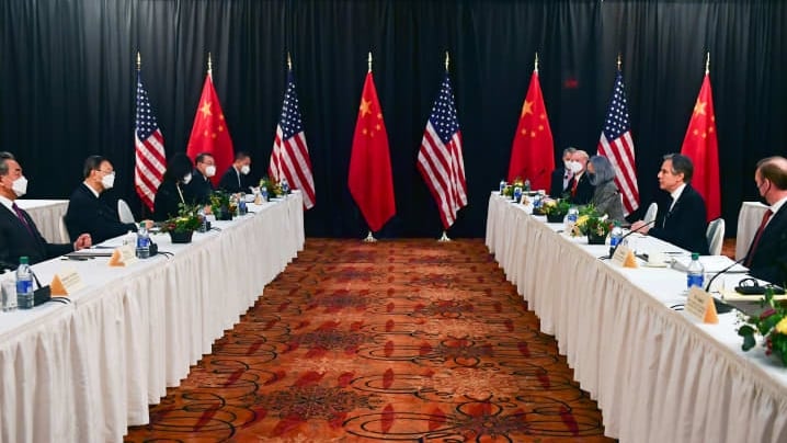 وزير الخارجية الأميركي أنتوني بلينكين أثناء مواجهة وزير الخارجية الصيني ووانغ يي، في الجلسة الافتتاحية للمحادثات الأميركية الصينية في 18 اذار (مارس) 2021