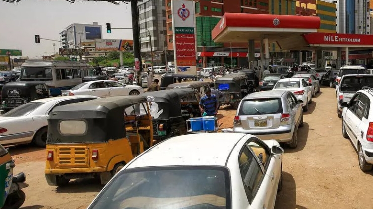 طوابير السيارات امام محطات البنزين في السودان